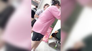 【KFC】ミニスカートの制服女子大生と親友がショッピング中に写真を撮っています。グレーの下着のローアングルCD ipcam