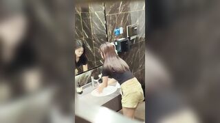 【极品厕拍】高价收费群 高颜值美女补光偷拍51位51V[某房原版] ipcam 2 (6)