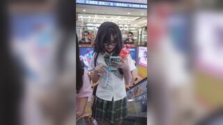 白いレースのロリータガール。模様の白いシルクライトブルーのインナーがヒップを包んでいます ipcam 2