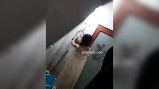 近距离偷拍姐妹花洗澡,情侣做爱,偷摸亲妹妹 ipcam (6)
