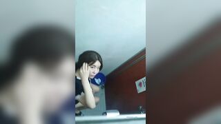 2025年最新トイレ盗撮【ドキドキトイレ盗撮】トイレでひっくり返って詰まったら発見、天然白虎 34V ipcam (5)