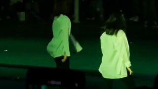 공연 중 가슴 나온지도 모르고 춤추는 년