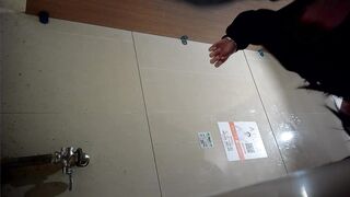【全景厕拍】高清全景酒吧 cosplay小姐姐换衣服25V[某房原版] ipcam (8)