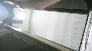 【厕拍】精神小妹脱鞋赤脚拉屎 在便池内洗脚！ ipcam