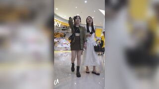 ボディコンスカートをはいた女性が下着を着けずにバーに行き、エレベーターを待っている間に足を広げた姿で写真に撮られた ipcam (4)