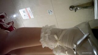 【トイレショット】赤いワンピースに白いストッキングの可愛い女の子のパノラマフロントショット【某サイト様オリジナル版】 ipcam (1)