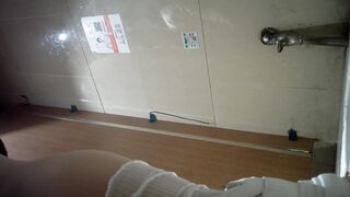 ストッキングを履いた驚くほど美しい若い女性が震えながら排尿しているパノラマ写真 ipcam