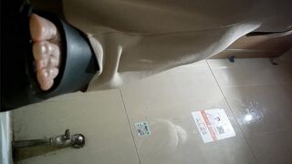 10月に流出した写真には、ブティックバーの女性用トイレの全景が写っています❤️ タトゥーを入れたセクシーな女の子、剃毛した白い胸のハイヒール ipcam