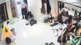 黑客破解摄像头监控偷拍❤️夜总会 更衣室化妆间小姐更衣化妆有个 模特小姐姐喝醉了发酒疯 ipcam