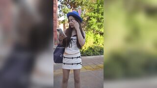 ピンクの長い髪と花柄のワンピースを着た女の子。彼女の柄物の紙の下着が洋服店で売り切れていました ipcam 2