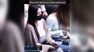 은꼴 옆에 파란옷이랑 비교되는 젖탱이 큰 년