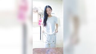 シャワーを浴びたり着替えたりする若い女性を何度も隠し撮り ipcam (3)