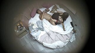 11月30日、ホテルから流出した写真❤️ 行儀の良い女子学生がリュックサックに隠していたセクシーな黒ストッキングを取り出し、大胆にしゃがん china ipcam (3)