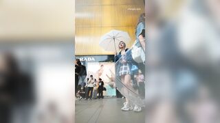 チェック柄のドレスを着た美しい女性と彼女の親友が雨の中バスを待っています。彼女は白い下着を身につけています ipcam 1