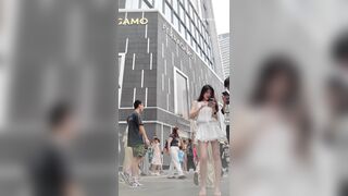 チェック柄のドレスを着た美しい女性と彼女の親友が雨の中バスを待っています。彼女は白い下着を身につけています ipcam 3