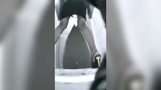 オンライン初公開：【酒場トイレ盗撮シリーズ】黒ストッキングとハイヒール美女だらけ（前編）30V ipcam 2 (1)