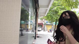 トレンチコートをはおって街を歩く人々、傘を手に裸で歩き回る人々 ipcam 2