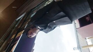有能なネット探偵が高級住宅所有者になりすまし、マンションの営業所の女性販売員に近づき、女性用トイレで彼女が排尿する様子を複数回こっそり ipcam