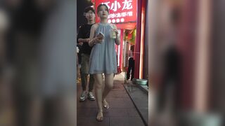 オフショルダーのミニドレスにシースルーの下着を着た美しい女性がデートしています...彼女の胸の花びらと大きな陰部の組み合わせは信じ ipcam 2