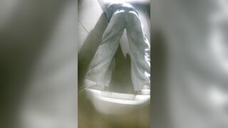 バーガールの排便、下痢、または便秘 toilet (1)