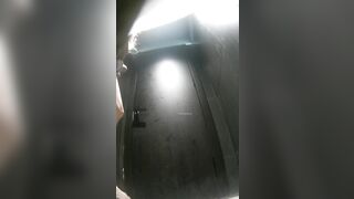 バーの後ろで撮影：多くの若い女性が排尿するためにかがんでいる。（2） toilet (5)