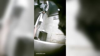 【トイレ盗撮】バーの前で親友とおしっこしながら嘔吐！10V toilet (2)