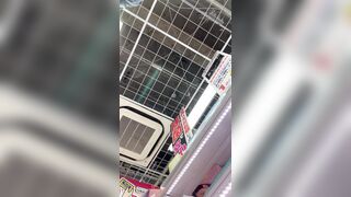 鬼カワ赤チェJ○の極ミニTバックから溢れるマンコを逆さ撮り voyeur jp