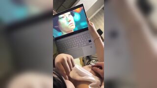 여친 젖꼭지 만지기