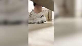 女子トイレに隠れて、放課後に生徒たちがおしっこをしている様子をこっそり撮影。多くの生徒はオマ○コを拭かないんです toilet (22)