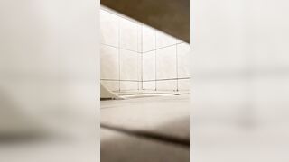 女子トイレに隠れて、放課後に生徒たちがおしっこをしている様子をこっそり撮影。多くの生徒はオマ○コを拭かないんです toilet (30)