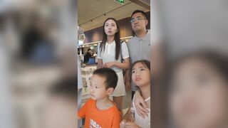白いドレスを着て、ぴったりとしたTバックを履いた若い女性...カメラの前に座り、下着が露出しています...ローアングルCD ipcam 3