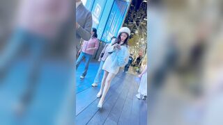 完璧な服装をした女子生徒が展覧会に出かけます。彼女は赤いストラップレスのドレスと、CD が付いた使い捨ての下着を身につけています ipcam 3