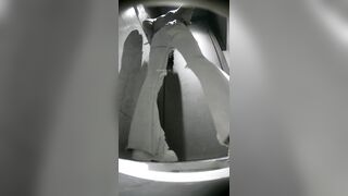 高画質なバーの舞台裏写真：ハイヒールとストッキングを履いた長い脚（7） toilet (2)