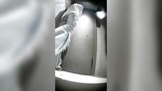 高画質なバーの舞台裏写真：ハイヒールとストッキングを履いた長い脚（7） toilet (3)