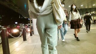 0013街撮りマジでワ○ピースナミ似桃尻短パンちゃん, 【熟女のお尻】ベージュパンツのお尻　50代のお母さんでかいケツ, ただでさえスカートが透けているのに、最後はまさかのずり (1)