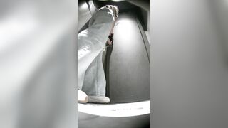 高画質のバーの舞台裏写真：ハイヒールとストッキングを履いた長い脚（8） toilet 3 (1)