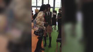 照橋心美は、何かを拾うためにかがんだり、下着をカメラのレンズに押し付けて半分しゃがんだりする、かわいい女の子のコスプレをしています ipcam 3