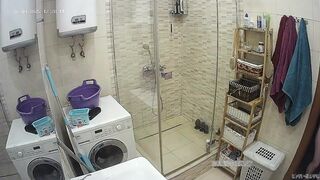 他の３人がベッドで髪を洗っている間、グループはバスルームで遊びに行った。他の２人がとても楽しそうにしているのを見て、親友はこっそり顔を china ipcam