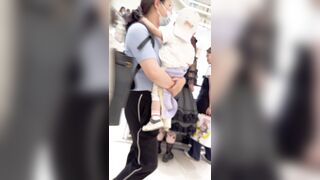 制服を着た女子生徒が買い物中にスマホに夢中になっている。短いスカートとピンクの下着がとても可愛らしい ipcam 3
