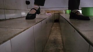 女性が乾いたトイレをこっそり撮影しながら拍手をする - 画面いっぱいに糞便が映る、下痢エピソード34 toilet 3 01