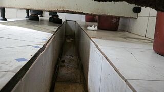 女性が乾いたトイレをこっそり撮影しながら拍手をする - 画面いっぱいに糞便が映る、下痢エピソード34 toilet 3 04