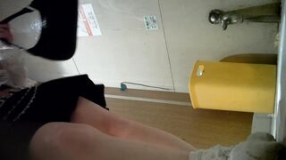 正面パノラマ：若くて極上、桃色に染まった「一文字」マンコのコレクション — 動画22本 [オリジナルソース] toilet 3 (4)