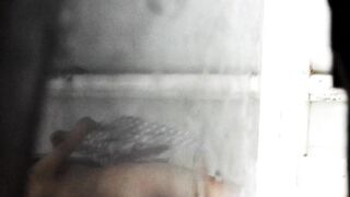 大学の「ワルな女子大生」が親友を裏切る：寮仲間の過激なヌード映像を撮影し金稼ぎ ❤️ 巨乳美女が自慢のバストにオイルを塗り、マッサージを披露 toilet 03