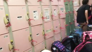 大学の「クズ女」が親友を裏切る：ルームメイトを隠し撮り（第9部） — 大学のプール・女子更衣室：着替え中の様々な女子学生たち ＋ 女子トイレ ipcam (5)