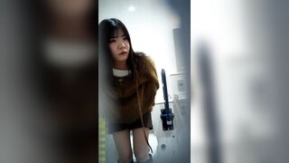 背面から美女のスジが拝めます【突撃！隣の女子トイレ②】 jvip