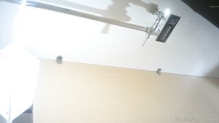 大学近くのバーで、赤いレースの下着姿で排尿し、カメラを見ながら体を拭いている女性の写真を新たに流出した。 toilet 04-260426