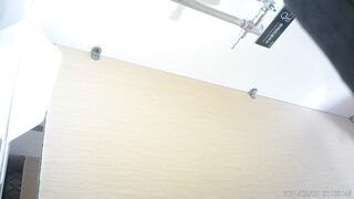 大学近くのバーで、赤いレースの下着姿で排尿し、カメラを見ながら体を拭いている女性の写真を新たに流出した。 toilet 05-260426