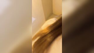 土日のみ　トイレで美女が自撮りオナ jvip