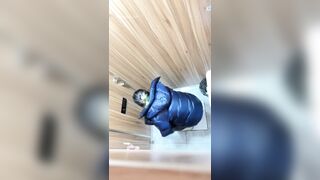 トイレ盗撮の達人がオフィスビルの女子トイレに潜入 ❤️ 超一流「スカートの中」映像：大学院生インターンのピンクのマンコをドアップで激写 toilet 01-290426