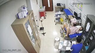ハッカーが正規の病院の婦人科診察室の防犯カメラに侵入し、医師が患者に膣の婦人科検査を行っている様子を密かに撮影した。毎日数え切れないほど ipcam